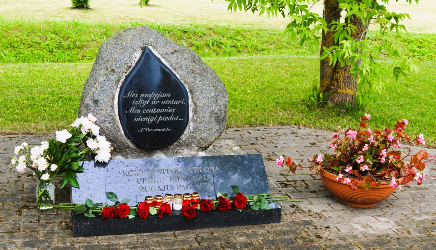 “Es sapni par dzimteni pagalvī likšu…” – pieminot 1941.gada komunistiskā genocīda upurus