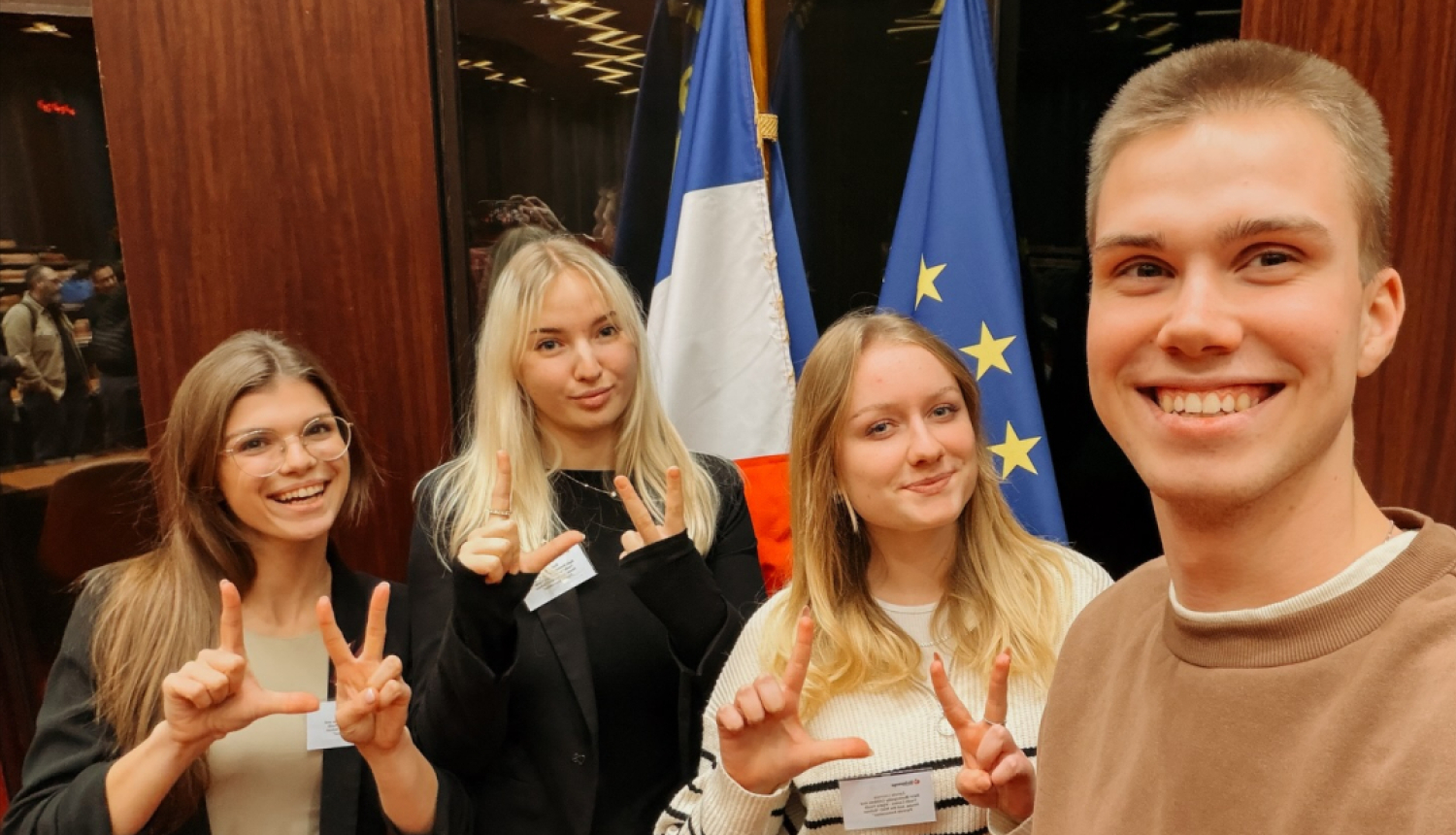 Jaunatnes lietu speciāliste Žaklīna Orlovska un jauniešiem Dižonā