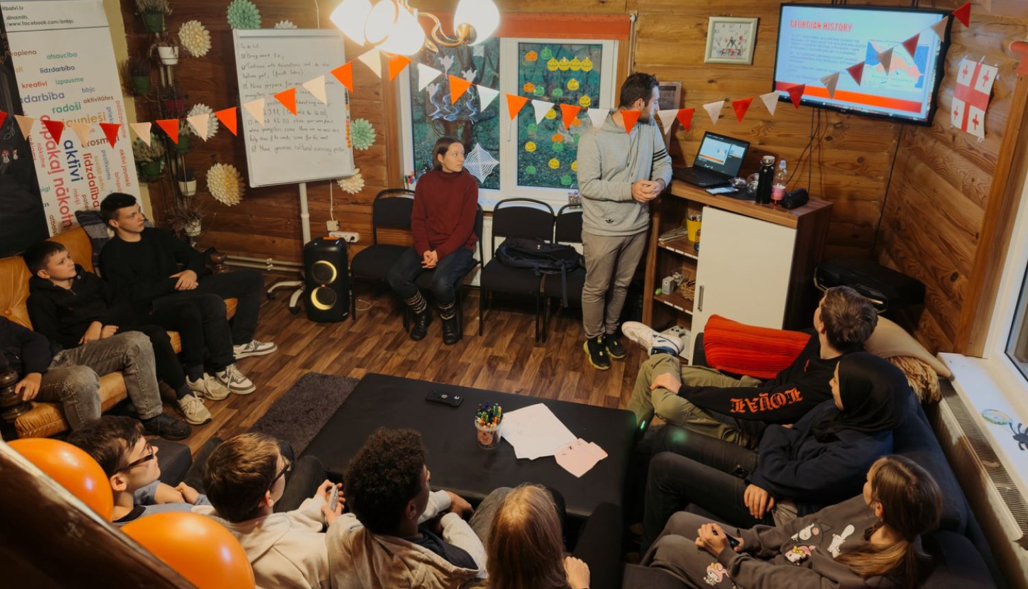 Klātesošie dalībnieki Gruzijas kultūras vakarā 