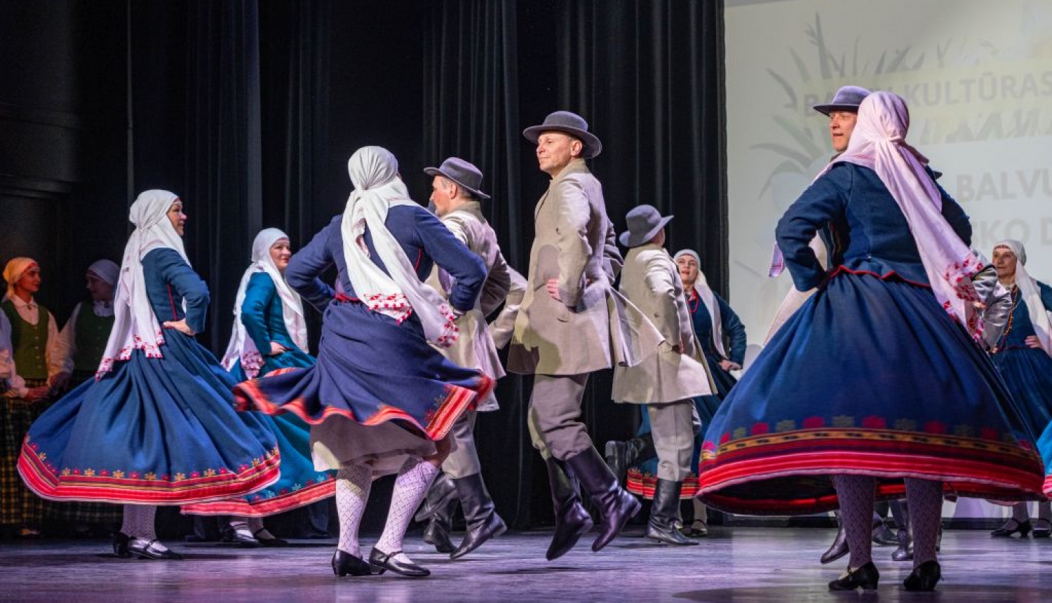Aizvadīta Balvu novada tautisko deju kolektīvu skate– koncerts 