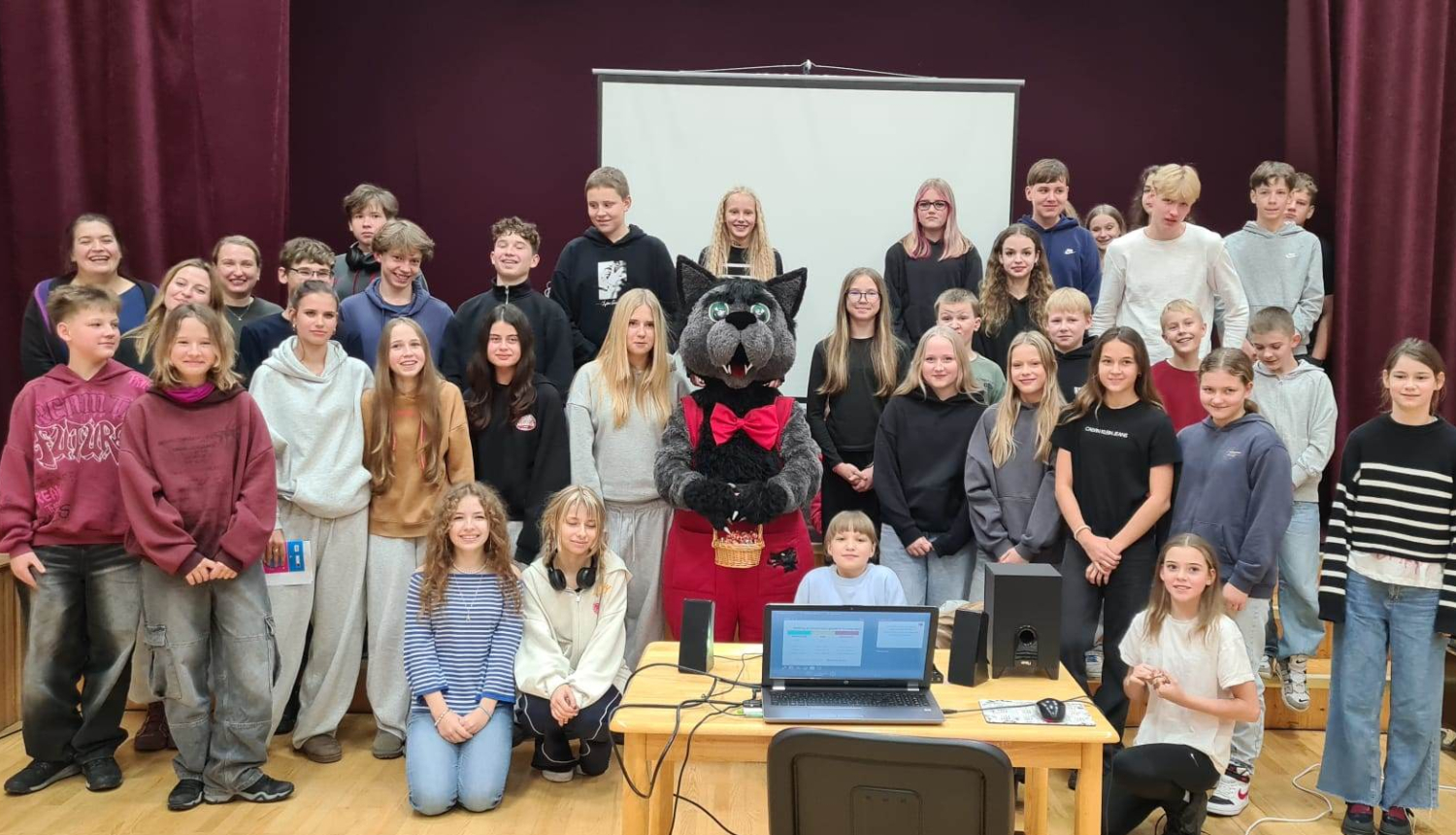 Projekta "Back to the Future: Bonding through traditions" dalībnieki kopā ar Balvu novada vilku