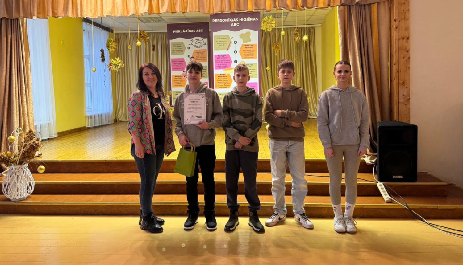 Jaunieši saņemot apbalvojumus par piedalīšanos konkursā