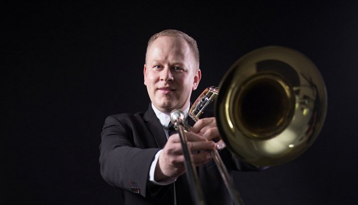 Sandris Dubovs ar mūzikas instrumentu