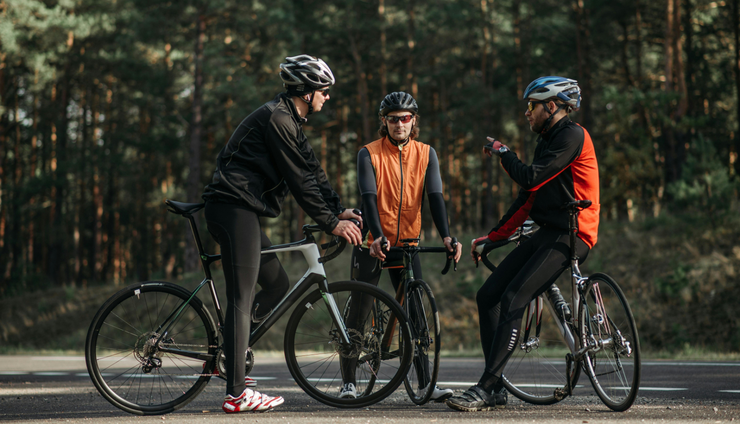 Trīs vīrieši piedalās velobraucienā