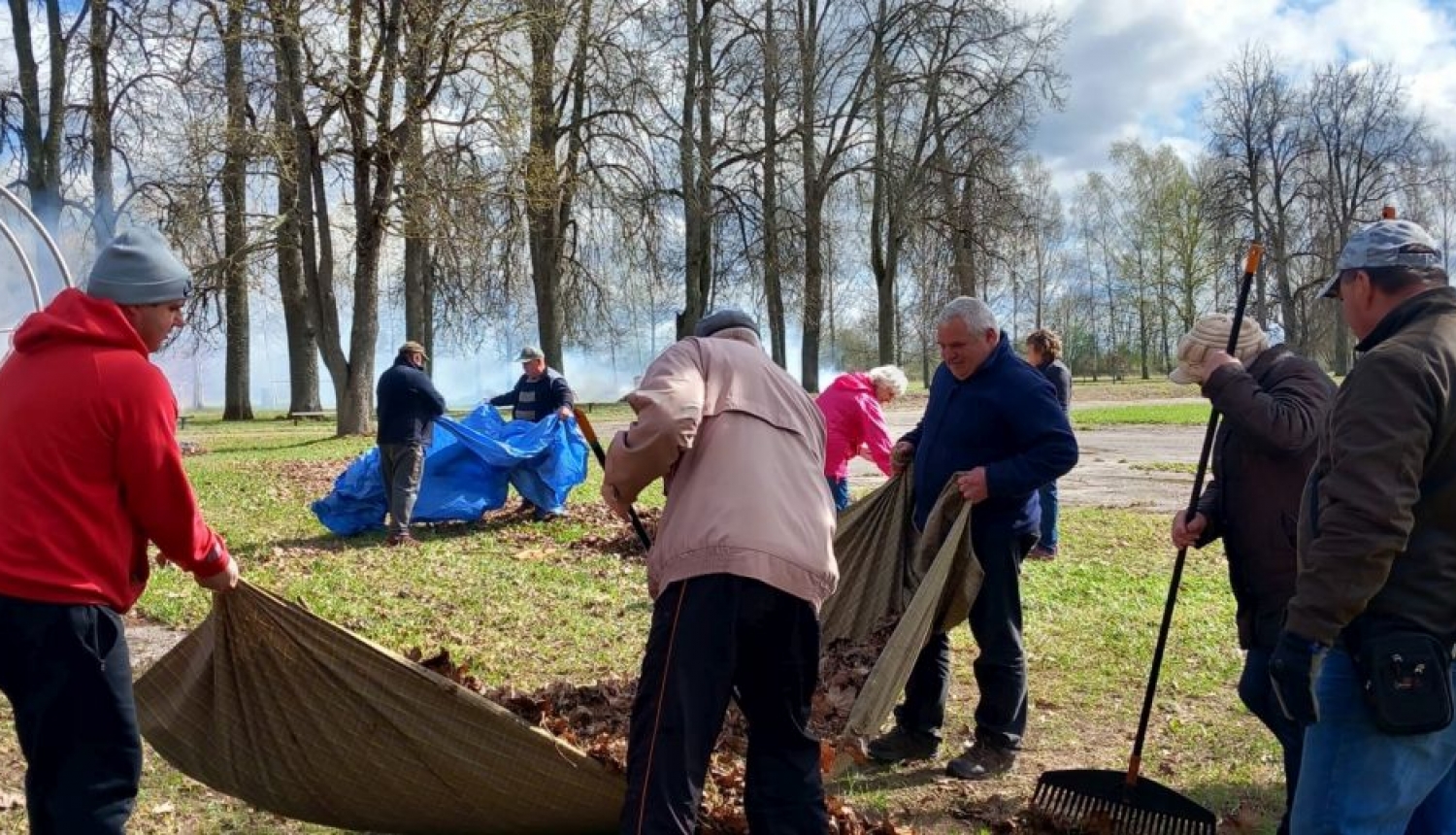 Pavasara sakopšanas darbi Baltinavas parkā